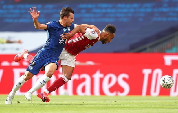 Pierre-Emerick Aubameyang wins the penalty against Azpilicueta