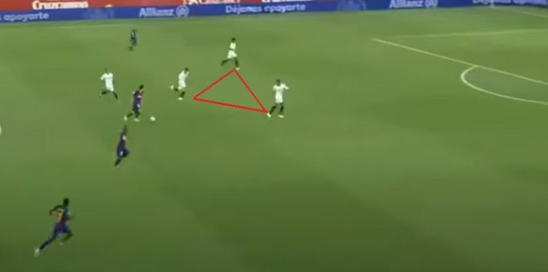 Sevilla vs Barcelona, La Liga 19-20 - Defending counters with the triangle