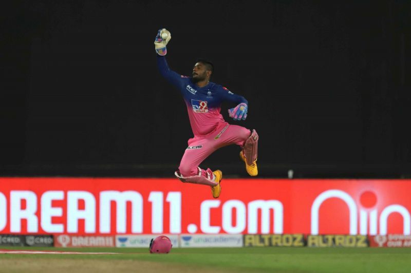 Sanju Samson took a marvellous catch to dismiss Kedar Jadhav (Image Credits: IPLT20.com)