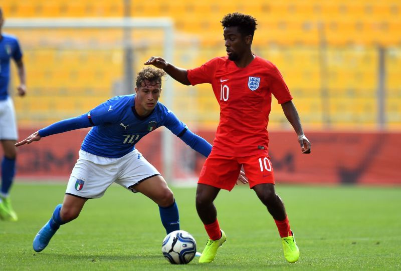 Salvatore Esposito of Italy U20 competes for the ball with Angel Gomes of England U20