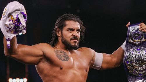 Santos Escobar defends the NXT Cruiserweight Championship against Isaiah "Swerve" Scott