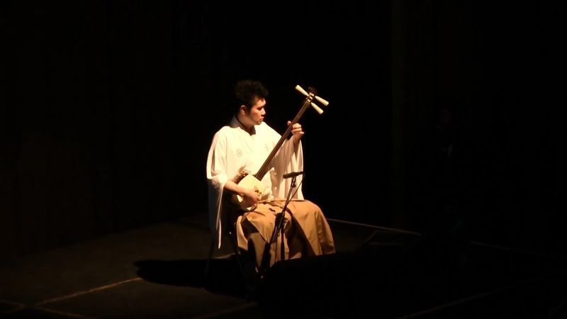 The shamisen is integral to Japanese theater and it played similar role in this match