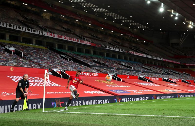 Bruno Fernandes taking a corner kick for Manchester United