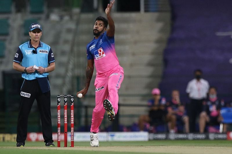 Varun Aaron bowled an expensive spell, allowing the KXIP batsmen to set a large total. [PC: iplt20.com]