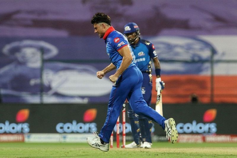 Marcus Stoinis sent back Hardik Pandya for a duck [PC: iplt20.com]