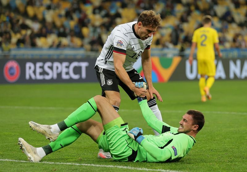 Leon Goretzka hands Buschan a helping hand