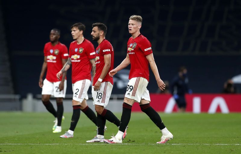 Manchester United players walk off dejected