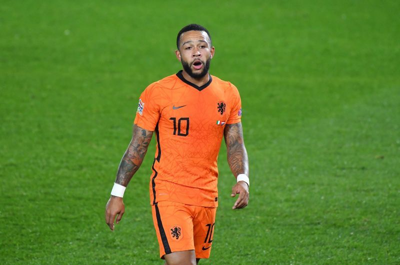 Memphis Depay playing for his international team