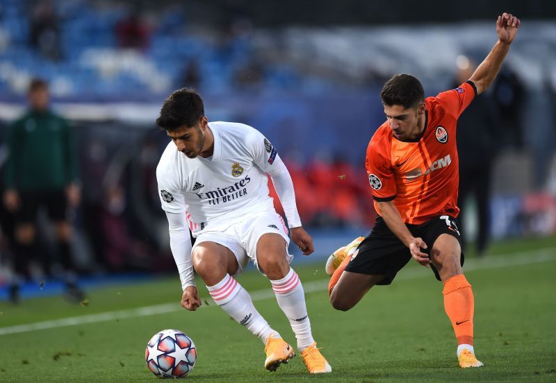 Marco Asensio of Real Madrid is put under pressure by Manor Solomon of Shakhtar Donetsk