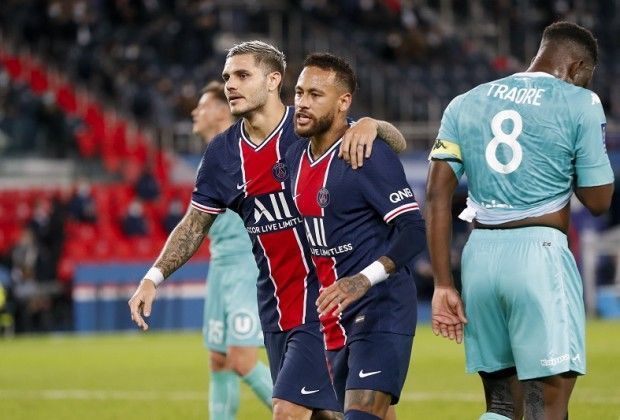 Paris Saint-Germain&#039;s Neymar celebrates with Mauro Icardi after scoring