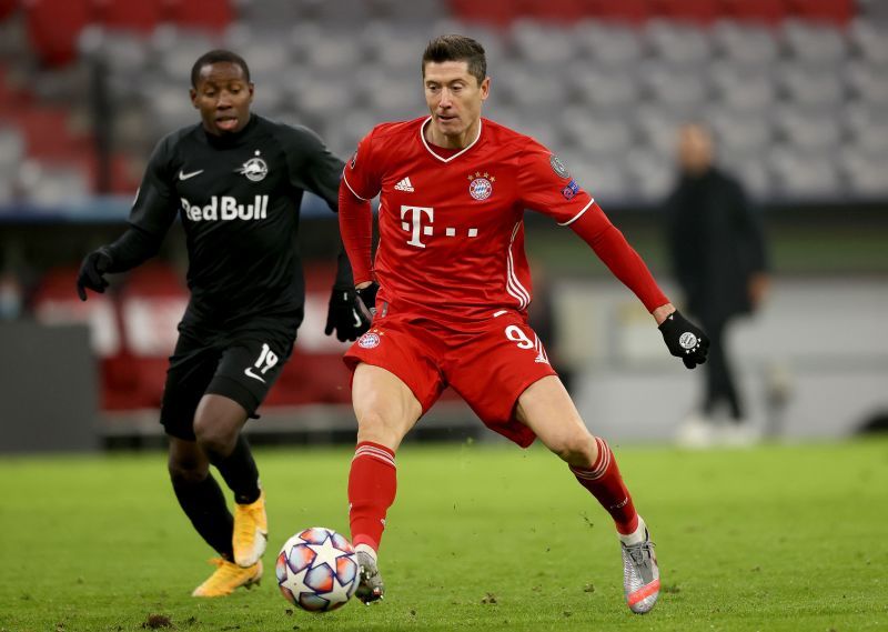 Robert Lewandowski in action against RB Salbzurg