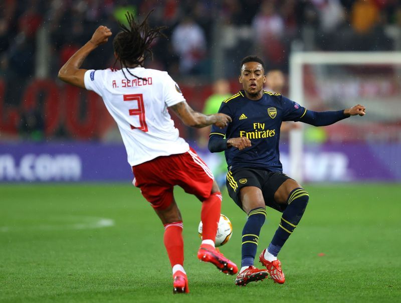 Joe Willock of Arsenal and Ruben Semedo of Olympiacos FC challenge for the ball