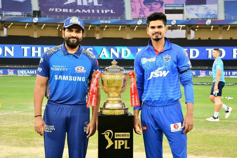 Both captains pose with the IPL Trophy.