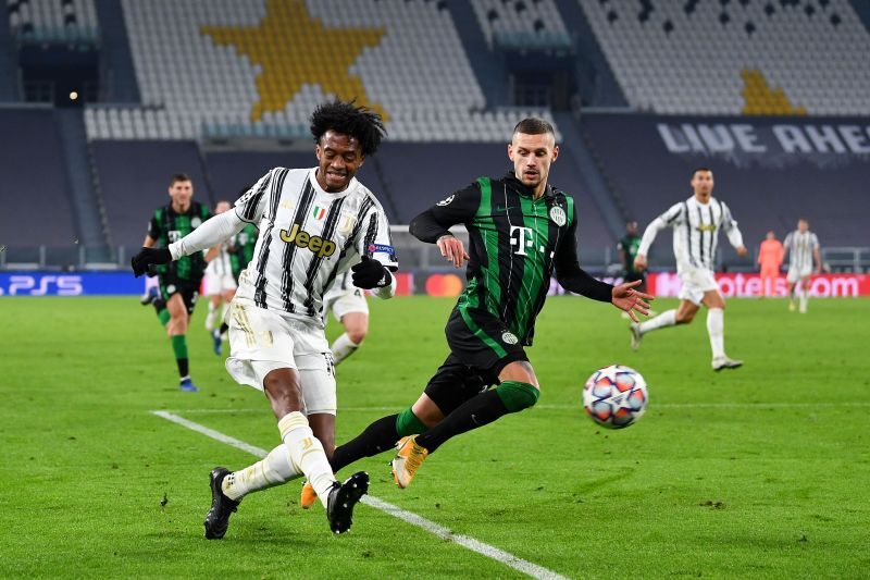 Juan Cuadrado and Marcel Heister tussle it out for the ball