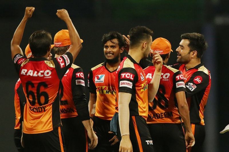 T Natarajan (centre) in action during SRH's Eliminator win against RCB (Credits: IPLT20.com)