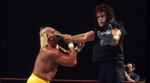 Hulk Hogan (L) and The Undertaker (R) at WWE Survivor Series 1991