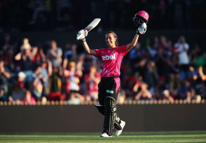 Ashleigh Gardner of the Sydney Sixers in action.