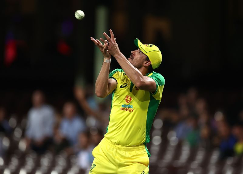 Starc takes a catch to dismiss Hardik Pandya off Adam Zampa's bowling