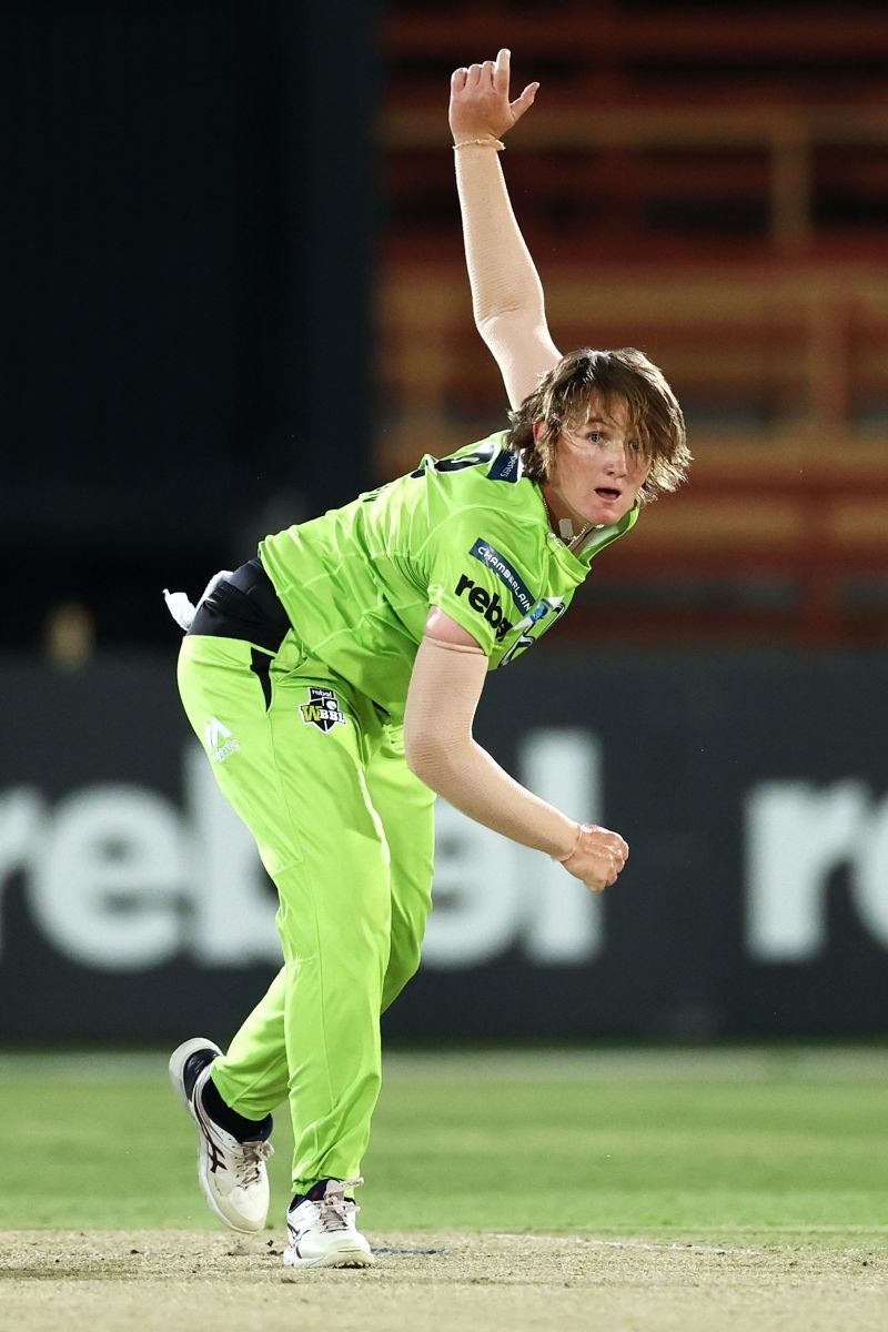 Sammy-Jo Johnson in action for the Sydney Thunder.