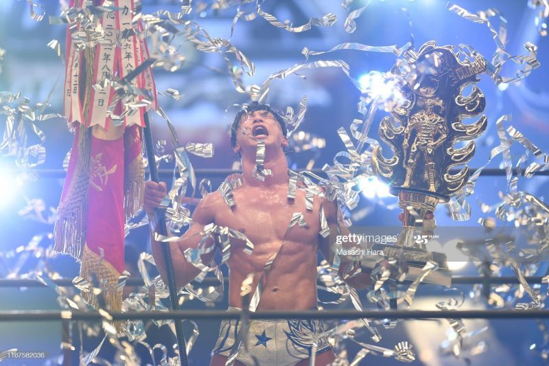 Kota Ibushi with the G1 trophy