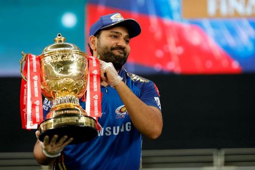 Rohit Sharma with the IPL trophy. (Courtesy: iplt20.com)