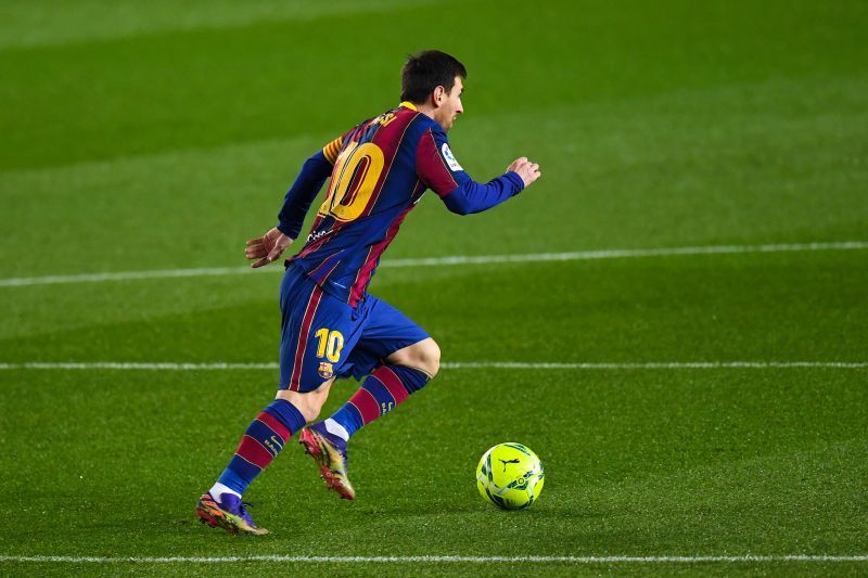 Lionel Messi of FC Barcelona runs with the ball&nbsp;