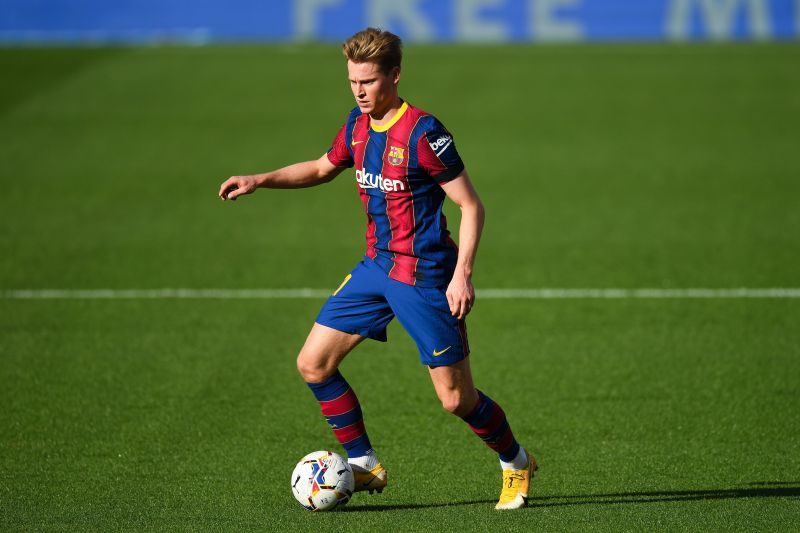 De Jong will have the task of running the midfield