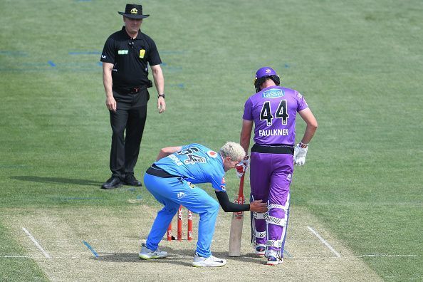 Peter Siddle tries to get James Faulkner back in his crease