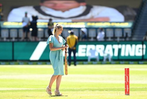 Dean Jones' daughter walks out to the middle to pay tribute to the Australian legend.