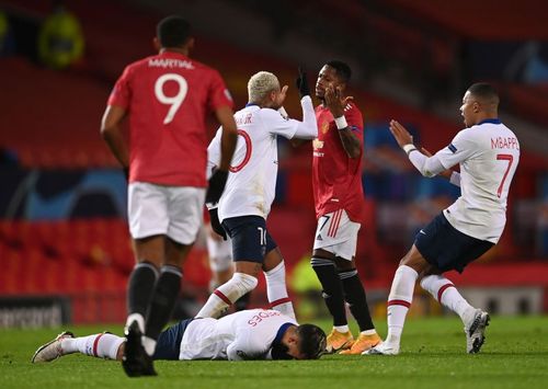 Fred of Manchester United argues with Neymar of Paris Saint-Germain