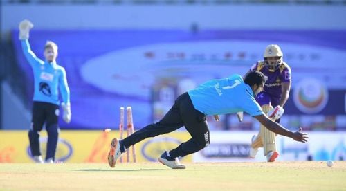 Jaffna Stallions' Thisara Perera attempts to stop the ball in LPL 2020 (Image Courtesy: Twitter)