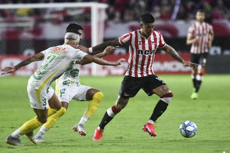 Marcos Rojo in action for Estudiantes