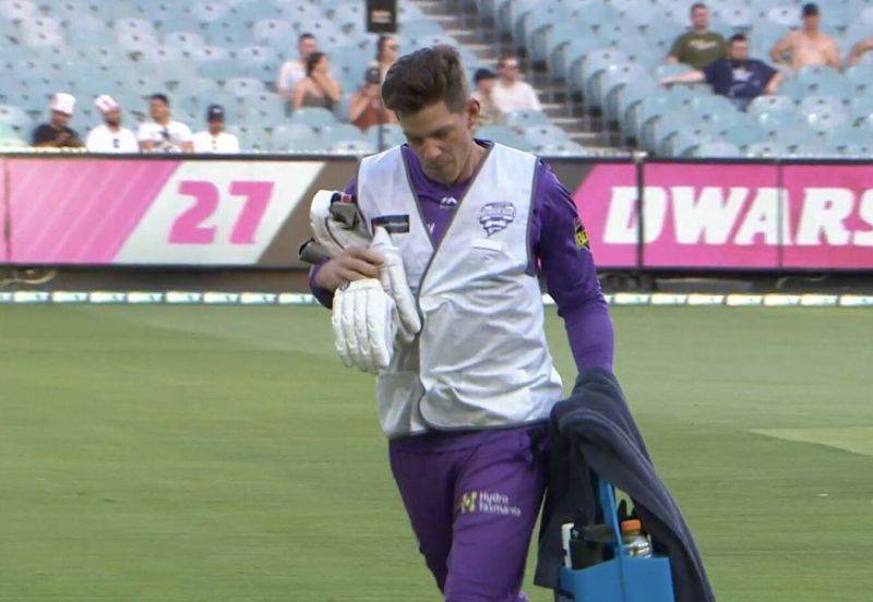 Tim Paine carrying water for the Hurricanes on Sunday (Image source: Hobart Hurricanes/Twitter)