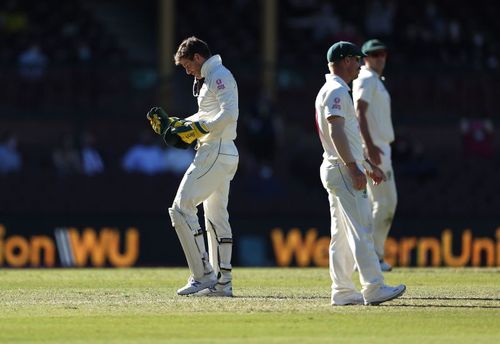 Tim Paine (L) was culpable of dropping Hanuma Vihari in the final hour of play