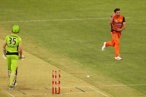 Jhye Richardson in action for the Perth Scorchers.