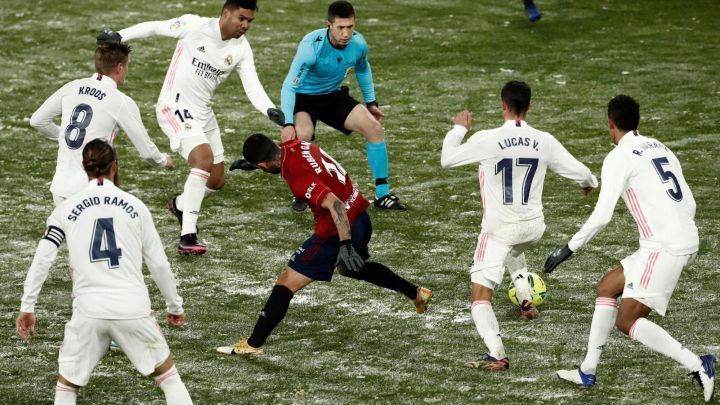 A snowy pitch marred the game as Real Madrid and Osasuna played out goalless draw.
