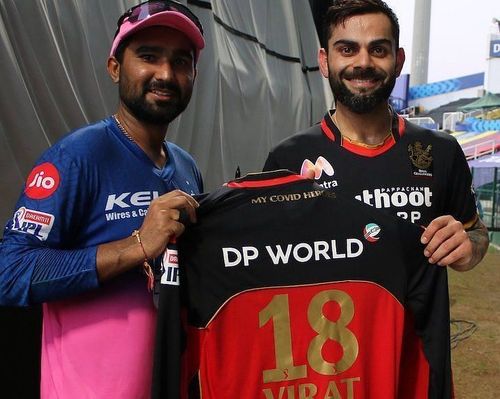 Rahul Tewatia(L) with Virat Kohli. (Image source: IPL/BCCI)