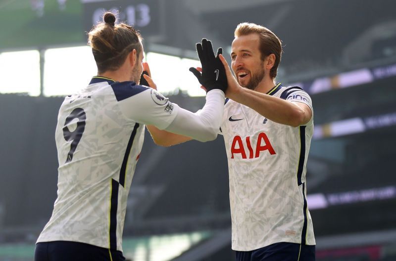Tottenham&#039;s Harry Kane celebrates his goal with Gareth Bale