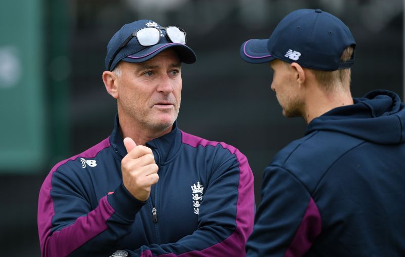 England batting coach Graham Thorpe (L) with Joe Root.