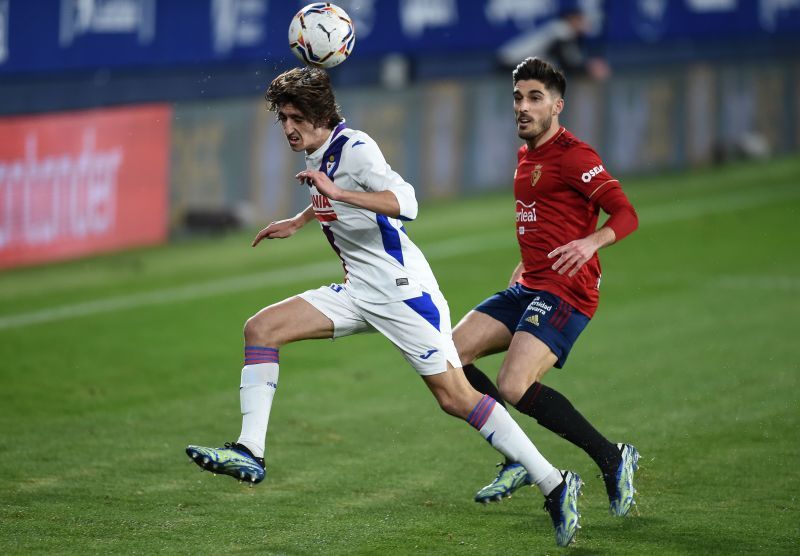 Eibar&#039;s Bryan Gill in action in the defeat to Osasuna