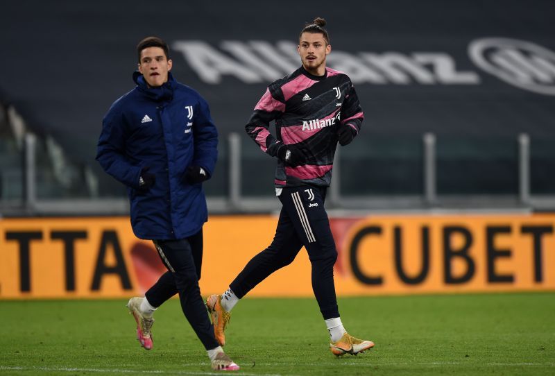 Alessandro Di Pardo and Radu Dragusin of Juventus