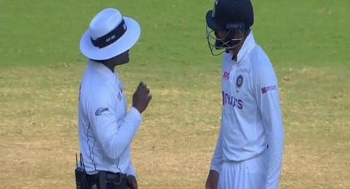 Virat Kohli (R) in an argument with umpire Nitin Menon