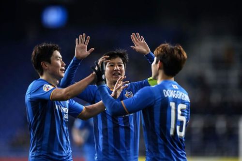 Ulsan Hyundai take on Tigres at the FIFA Club World Cup on February 4