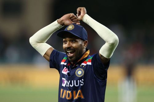 Hardik Pandya was seen giving tips to Shardul Thakur in the last over