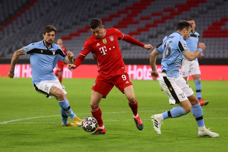 Robert Lewandowski tussles it out for the ball