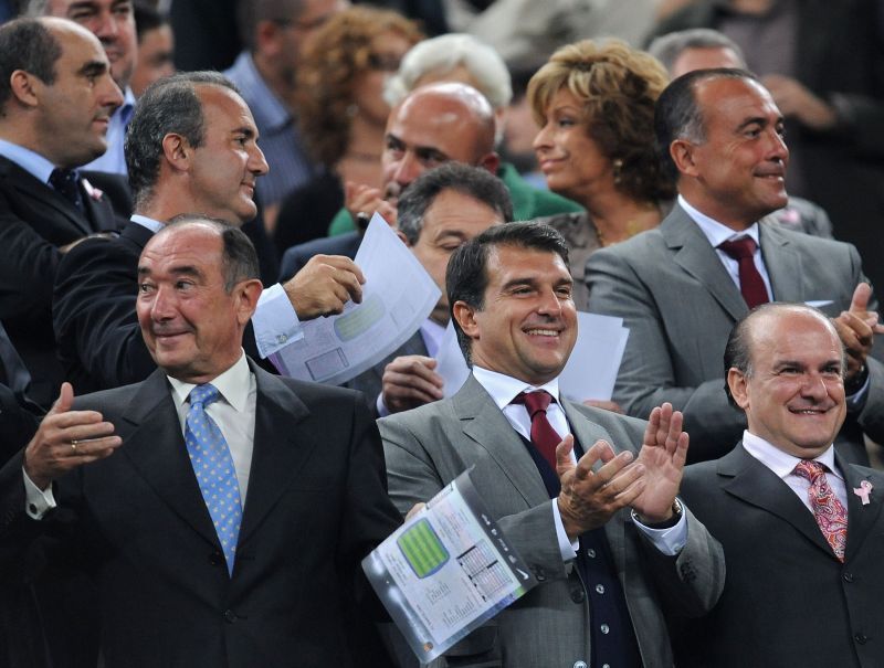 Barcelona presidential candidate Joan Laporta (bottom row, centre)