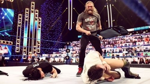 Edge assaults Roman Reigns & Daniel Bryan on SmackDown (Credit: WWE)