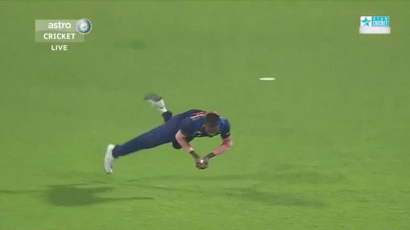 Hardik Pandya takes a spectacular catch to dismiss Moeen Ali (screengrab courtesy Twitter)