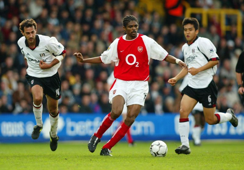 Nwankwo Kanu (centre)