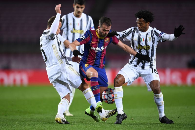 Arthur Melo (left), Miralem Pjanic (centre) and Juan Cuadrado (right) fight for the ball